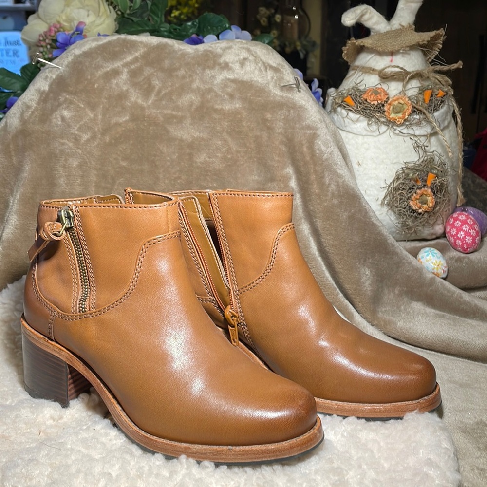 Clarks Tan Leather Zippered Ankle Boots size 5.5